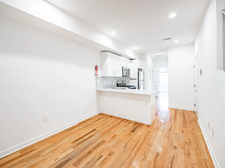 1642 N Marshall Street — Photo 3