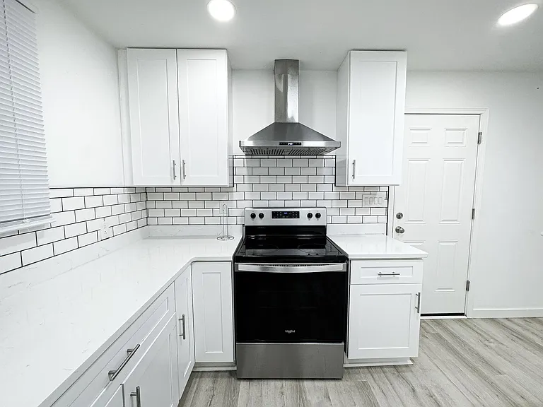 1307 Jarrett Dr — Photo 2