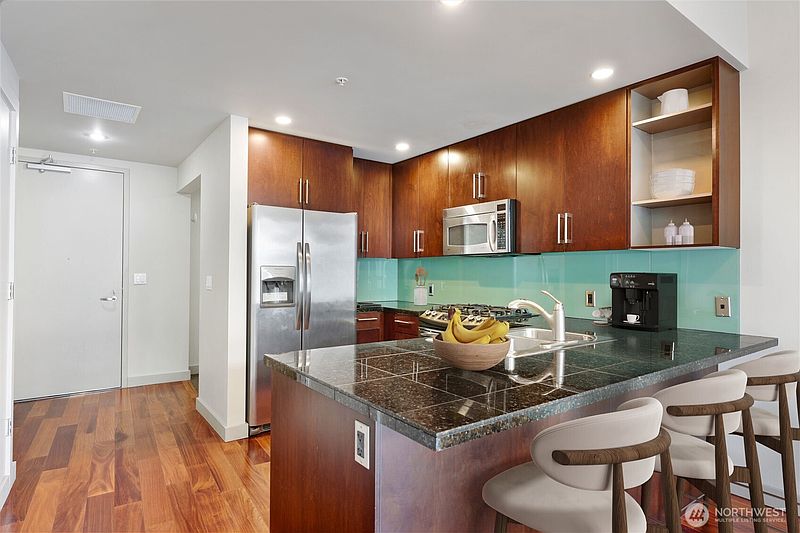 5th image of 910 Lenora Street #702
