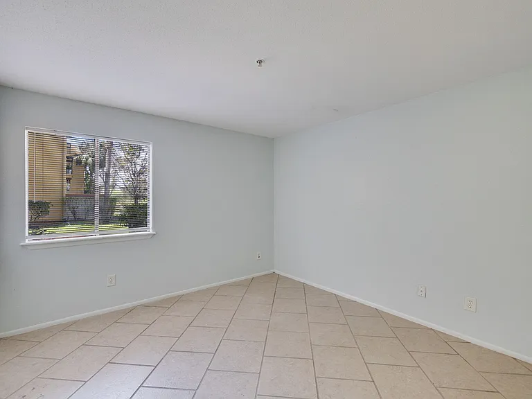 2865 Winkler Ave #402 — Photo 9