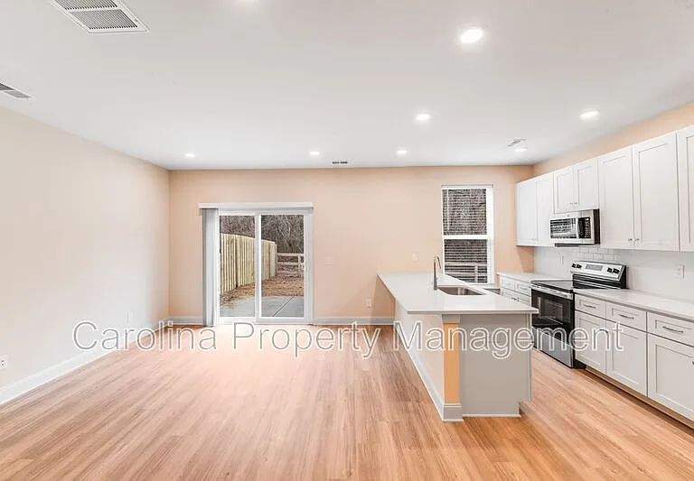 645 Brookwood St #B — Photo 8