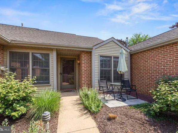 89 Cambridge Dr, Hershey, PA 17033