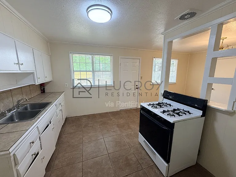 2805 Engleside Dr — Photo 5