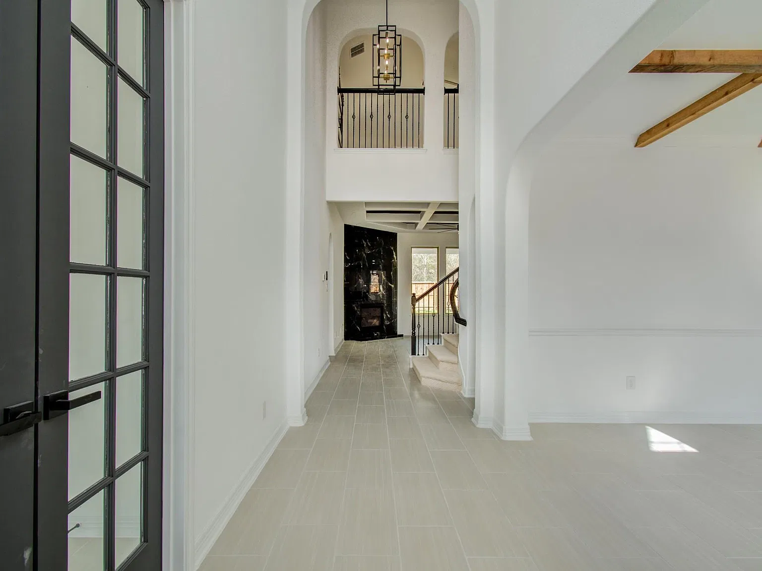 5 bed, 4.5 bath, 3909 sqft, $4,500 — Photo 2