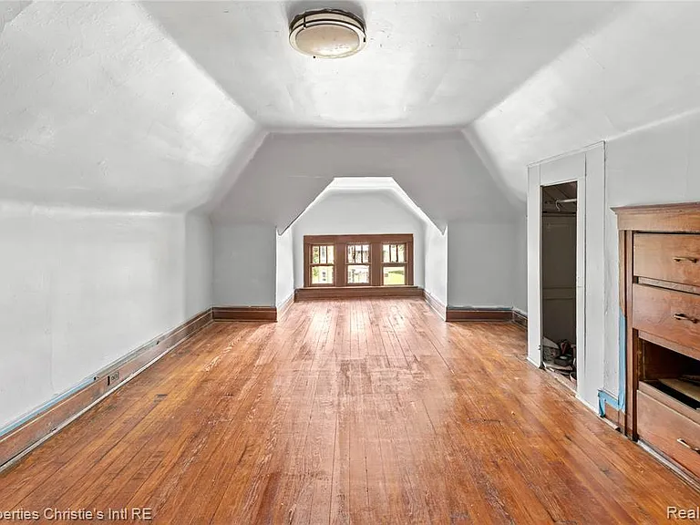 4571 Vancouver St — Photo 11