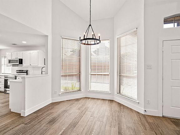 4th image of 381 Arbor Ln