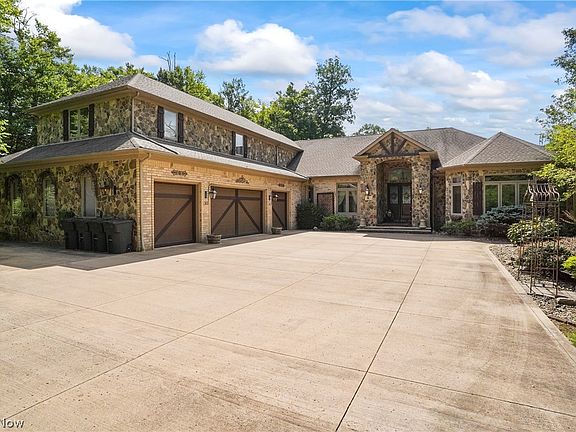 2nd image of 3021 Rainbow Ln