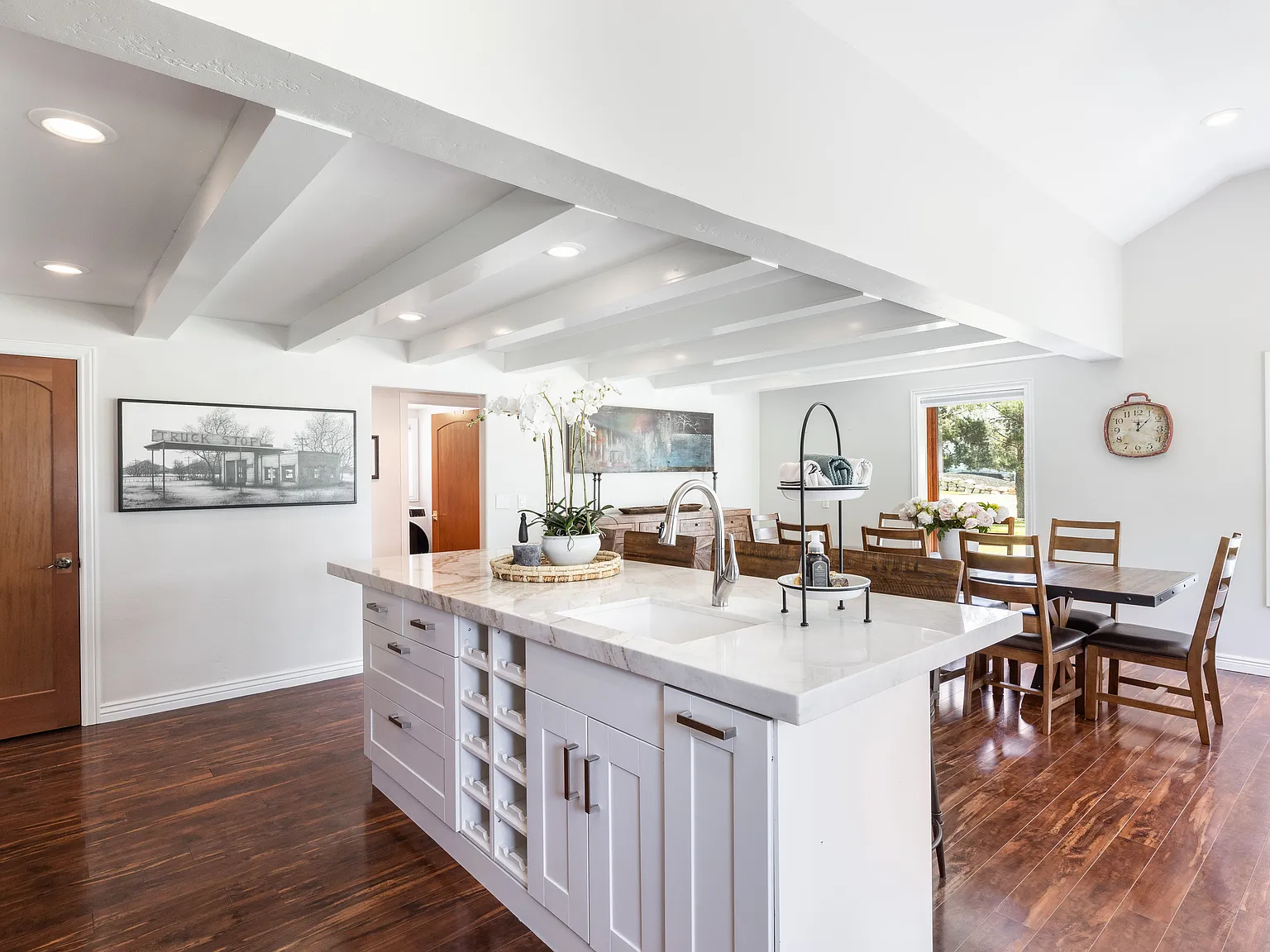5 bed, 4700 sqft, $8,495 — Photo 3