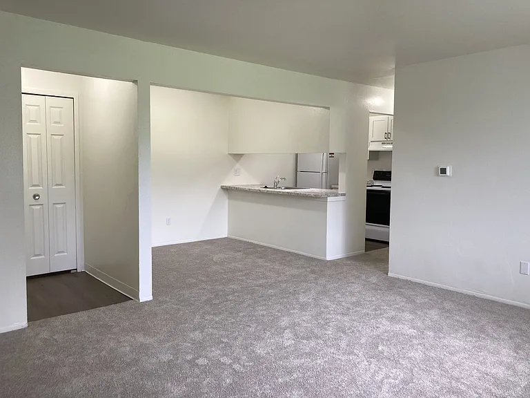 Windsor Place Apartments — Photo 65