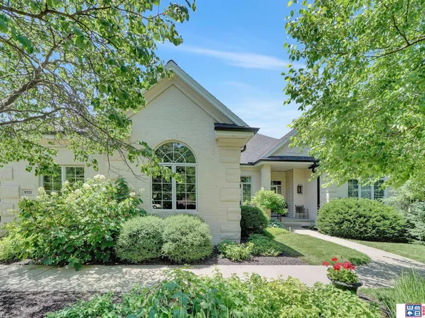 9321 Thornwood Dr, Lincoln, NE 68512