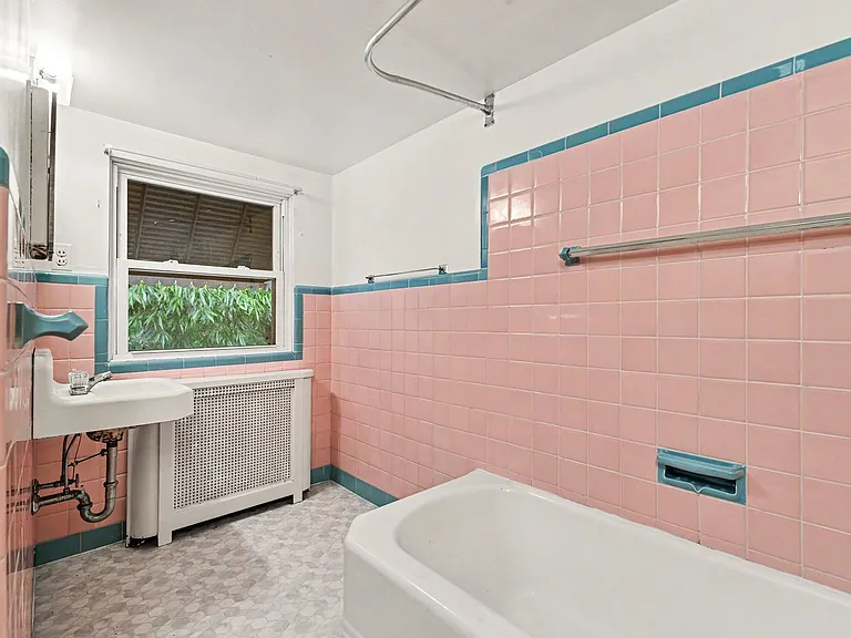 125 W Governor Rd — Photo 18