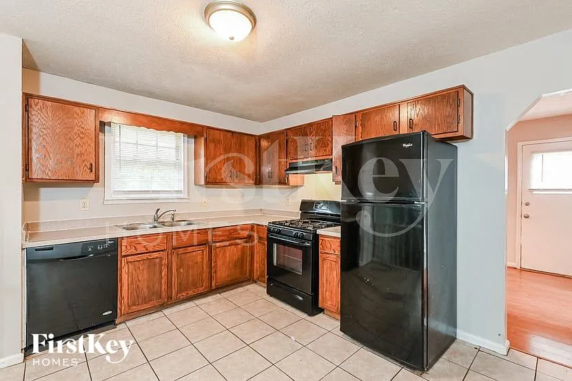 4 bed, 2.0 bath, 1556 sqft, $1,890 — Photo 4