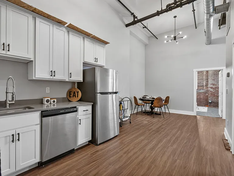 New South Side Apartments at 905 Bingham — Photo 15