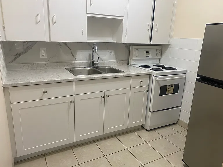 2675 Bloor St W — Photo 10