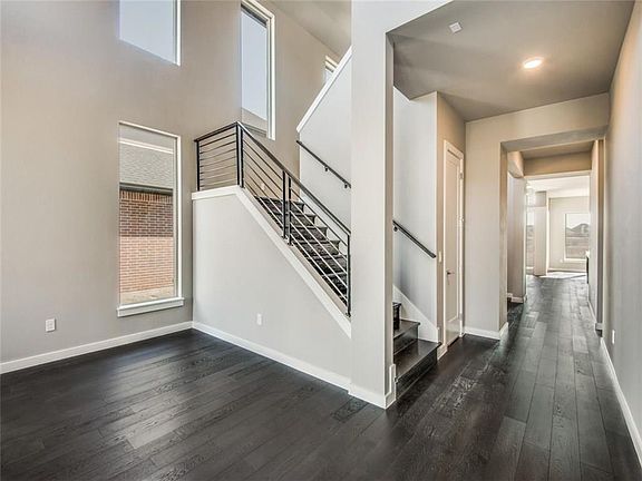 5th image of 547 Laverton Dr