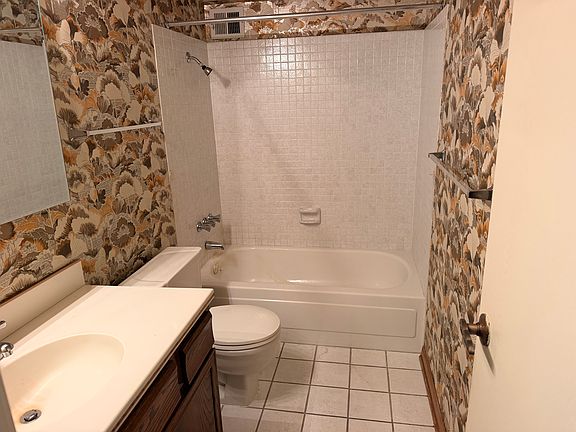 4th image of 3465 S Poplar St APT 508