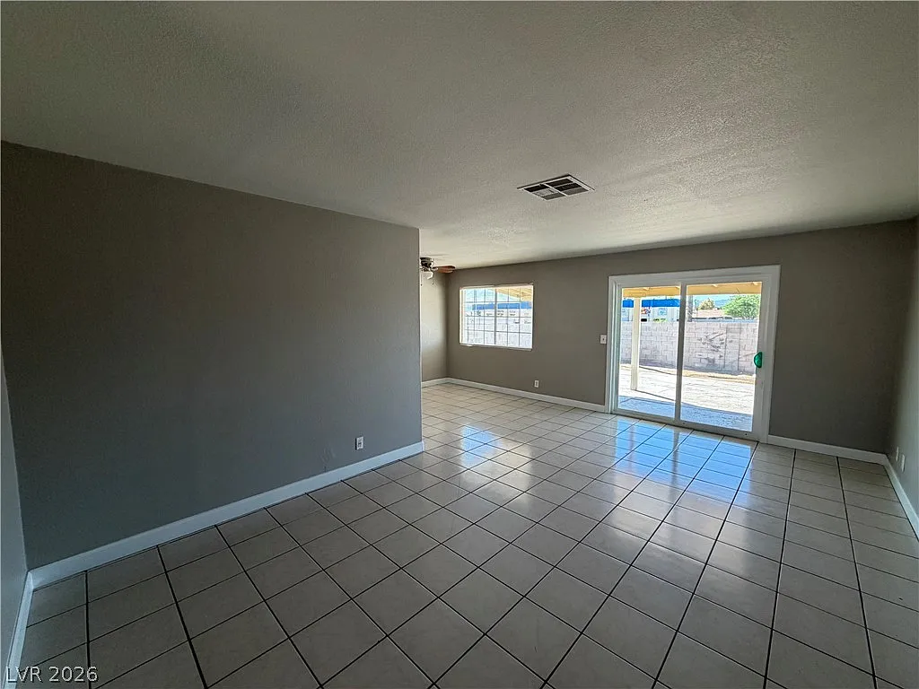 3 bed, 1.0 bath, 1148 sqft, $1,695 — Photo 3