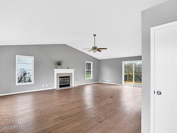 3rd image of 3900 Orchard Lake Dr