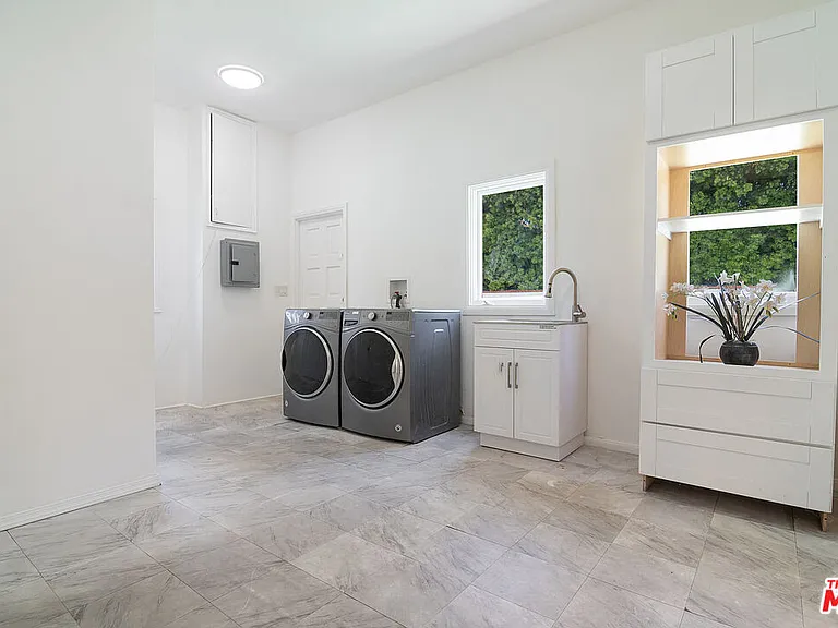 508 N Canon Dr — Photo 27