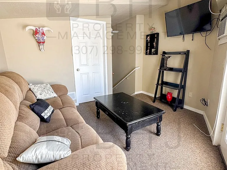 372 W Loucks St — Photo 3