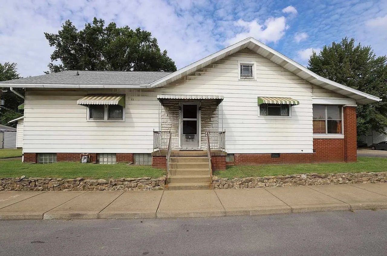 222 E Riverside Dr photo 1