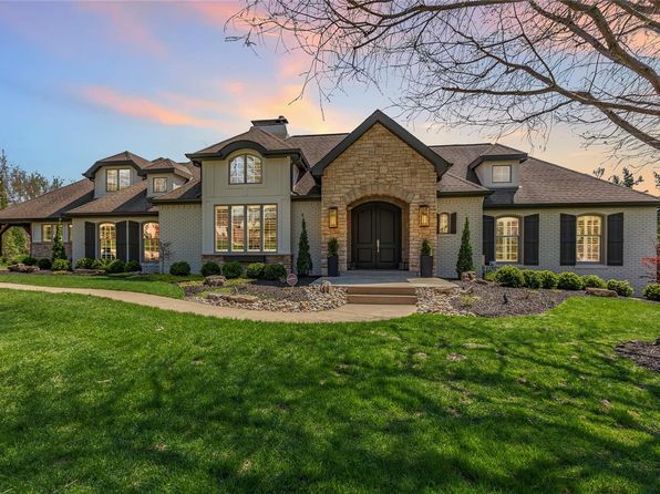 12918 N Topping Estates Dr, Saint Louis, MO 63131