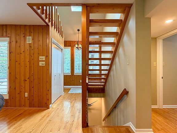 3rd image of 133 E Woods Dr