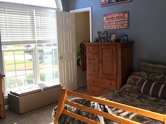 Bedroom w/vaulted ceiling