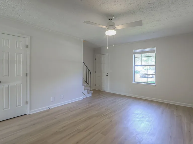 135 Brentwood Sq — Photo 6