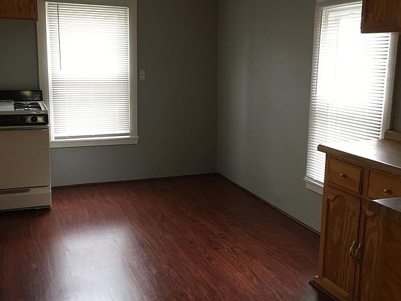 5th image of 222 Travis St NE #2