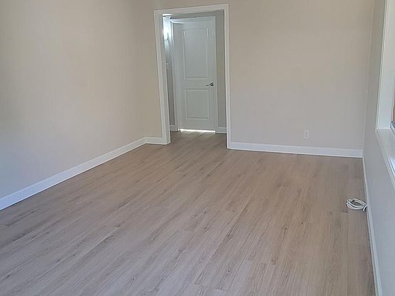 4th image of 311 Townsite Dr