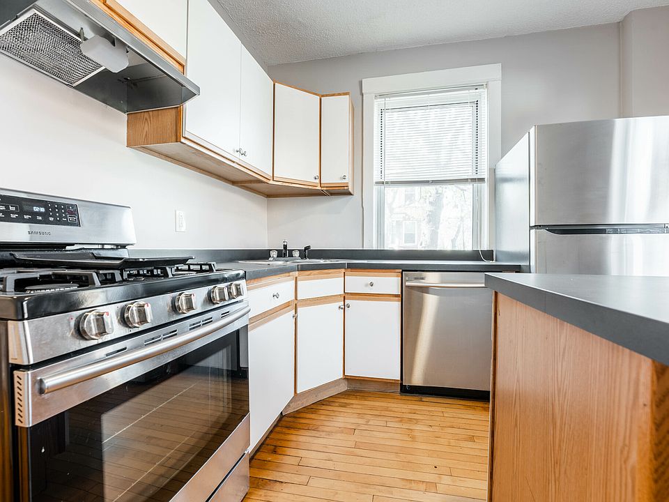 1st image of 3221 N Leavitt St APT 1