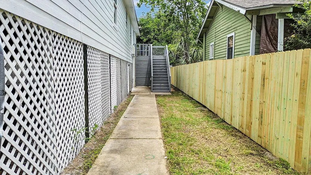 3 bed, 2.0 bath, 1608 sqft, $2,300 — Photo 4