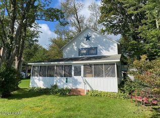 24 W Shore Rd, Waymart, PA 18472