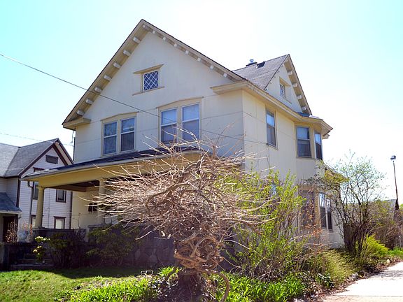 4th image of 550 Crescent St NE