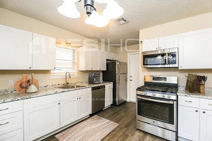 3 bed, 1.5 bath, 1082 sqft, $1,435 — Photo 2