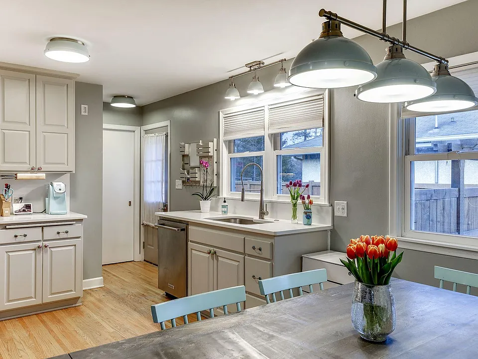Eat-in Kitchen.