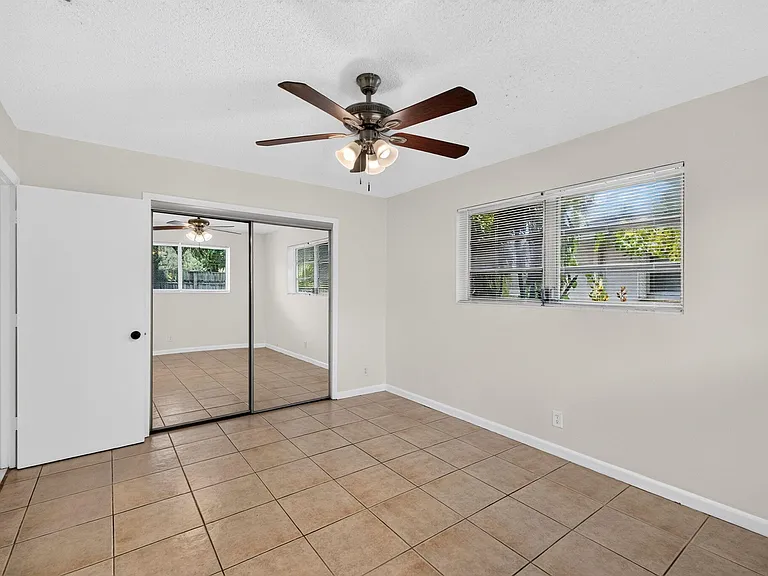 2500 SW 18th Ter #5 — Photo 13