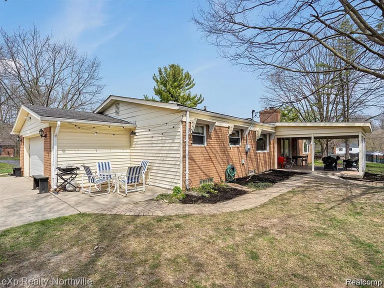 38205 Connaught Dr — Photo 3