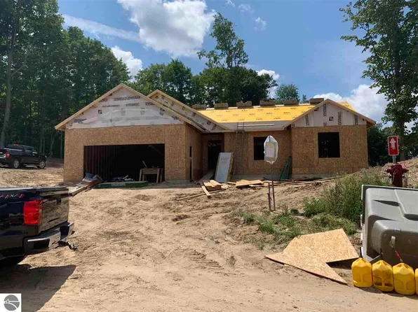 853 Crest Ct, Traverse City, MI 49696