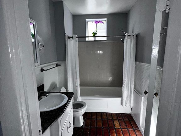 5th image of 1880 Court Ave #1