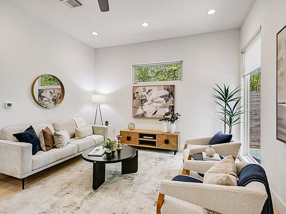 3rd image of 406 Franklin Blvd Unit 2