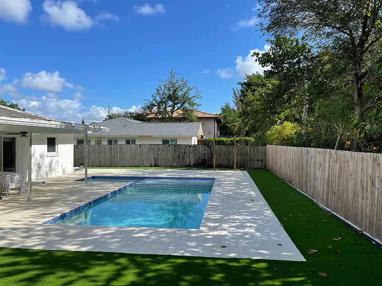 616 E Conference Dr — Photo 2