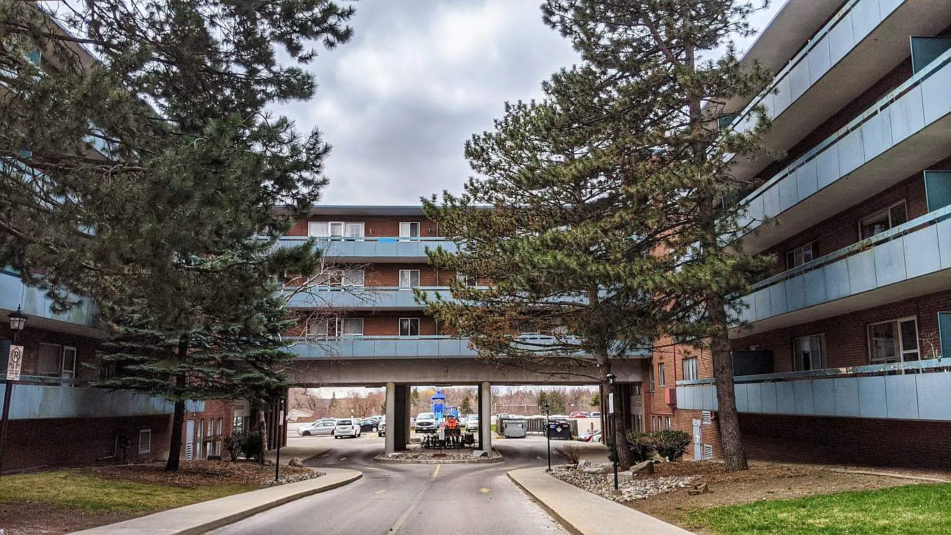 Essex Court Apartments - 216 Essex Avenue — Photo 1