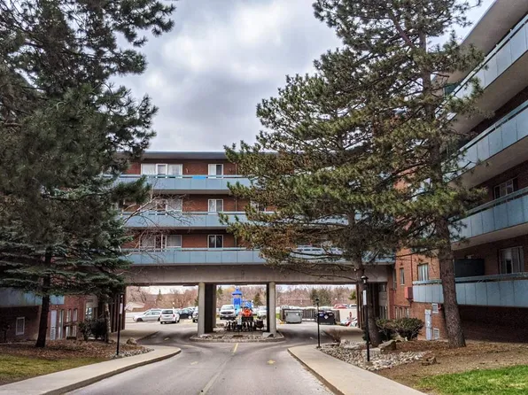 Essex Court Apartments - 216 Essex Avenue