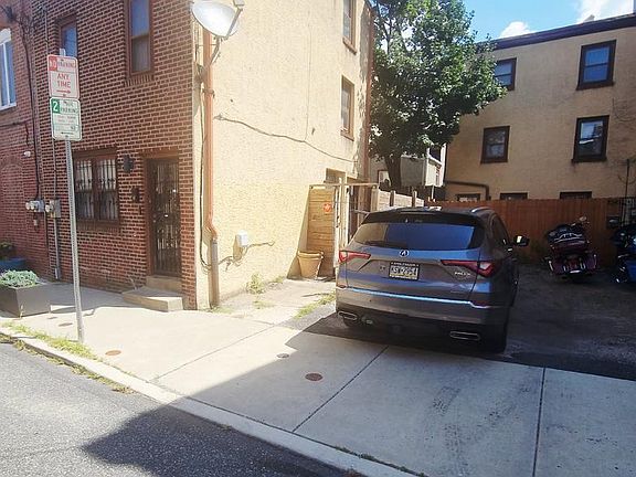 2nd image of 1043 N Leithgow St