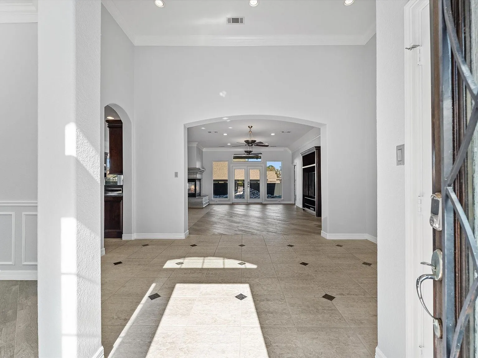 3 bed, 3.5 bath, 3698 sqft, $3,200 — Photo 3