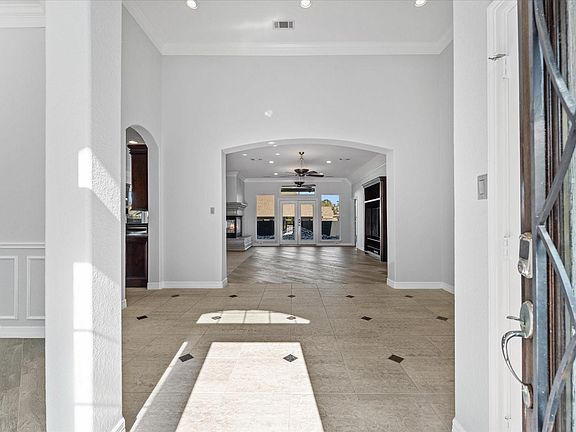 3rd image of 98 Victoria Dr W