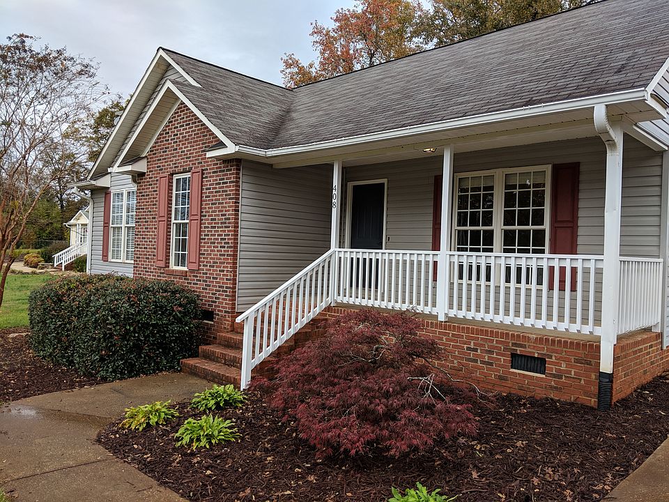 An ideal porch for relaxing!