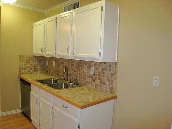 3rd image of 905 Circle Cove Dr